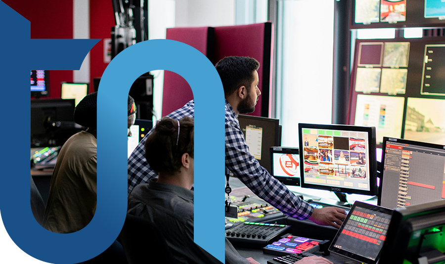 Uno studio di tecnici con tanti computer davanti che portano avanti la digitalizzazione