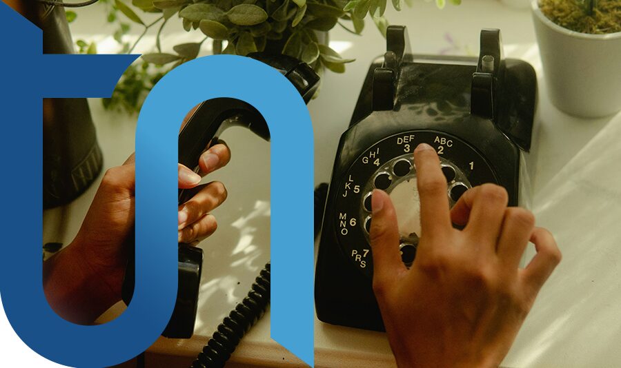 Rappresentazioni delle reti ISDN analogiche con un telefono antico in un ufficio