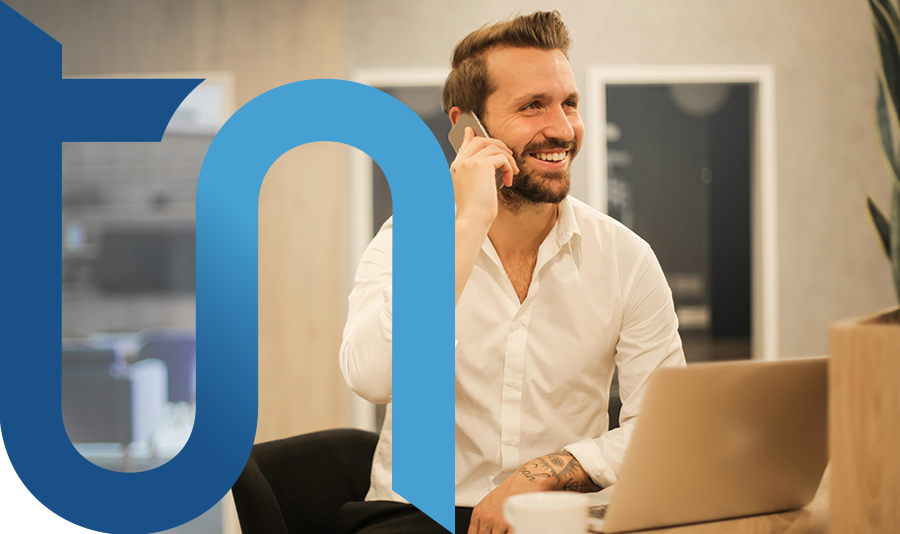Un dipendente che utilizzando la tecnologia VoIP fa una chiamata dal proprio cellulare con il numero fisso aziendale