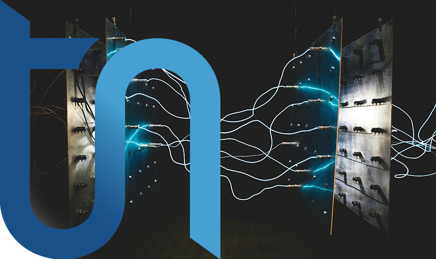 Due apparati in connessione, un simbolo metaforico di come la fibra ILC connetta in modo diretto Internet all'azienda senza perdersi per altri utenti che potrebbero saturare la banda e creare disservizi
