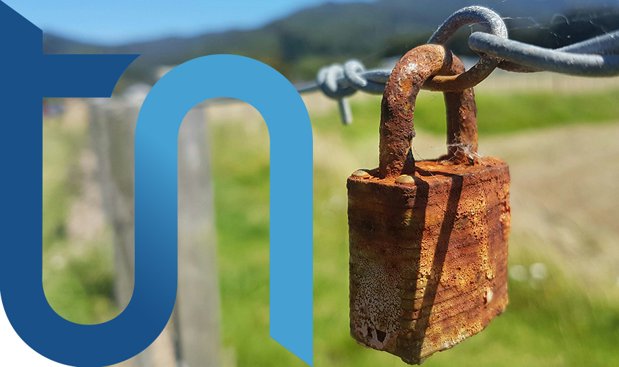 Rappresentazione metaforica di una sicurezza informatica in azienda scarsa e poco funzionante