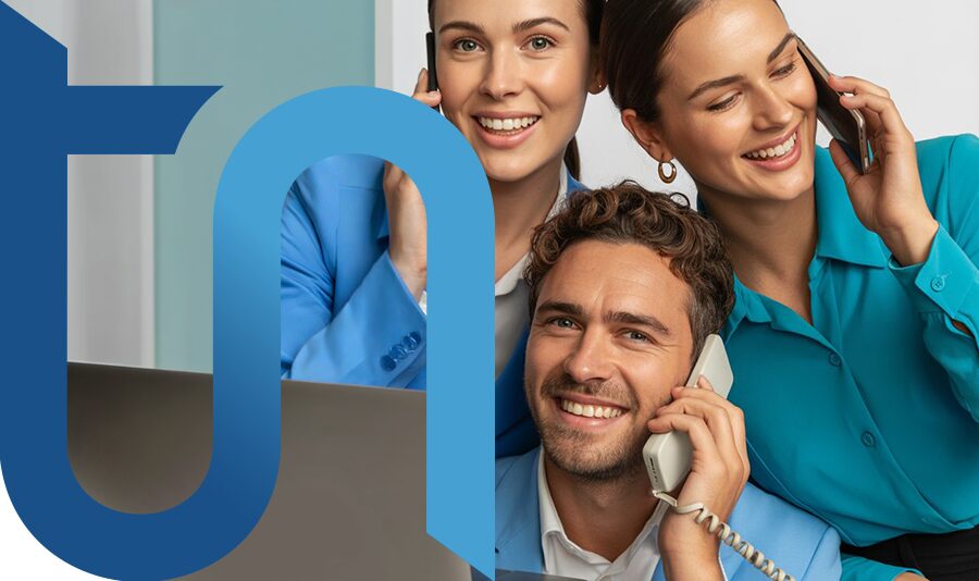 Tre persone che usano le varie sim dati business a livello aziendale