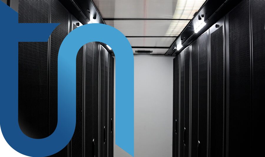 Foto interna di una sala datacenter timenet con server chiusi
