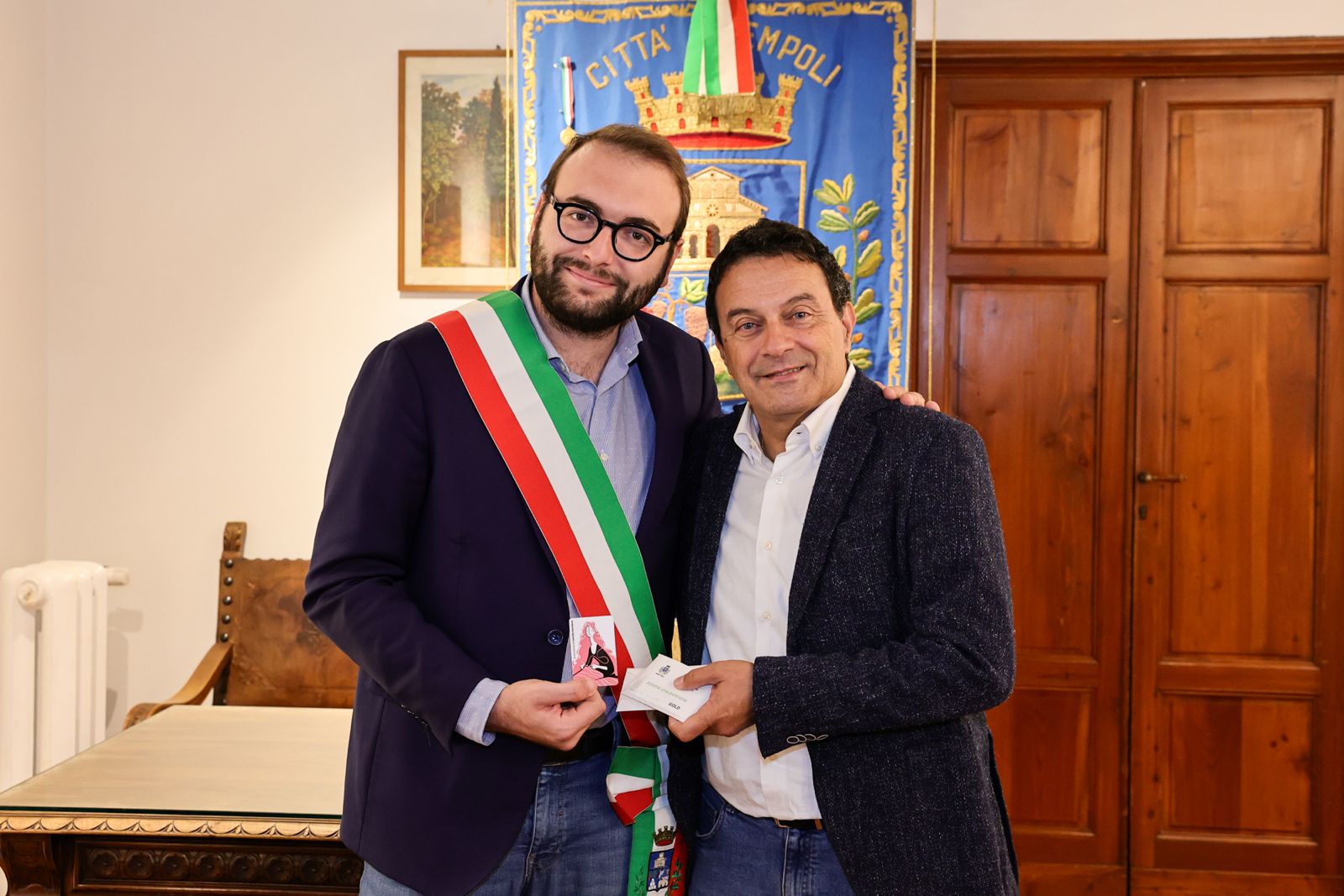 Franco Iorio e il sindaco di Empoli in carica, Alessio Mantellassi, durante la premiazione per la donazione del teatro ferruccio