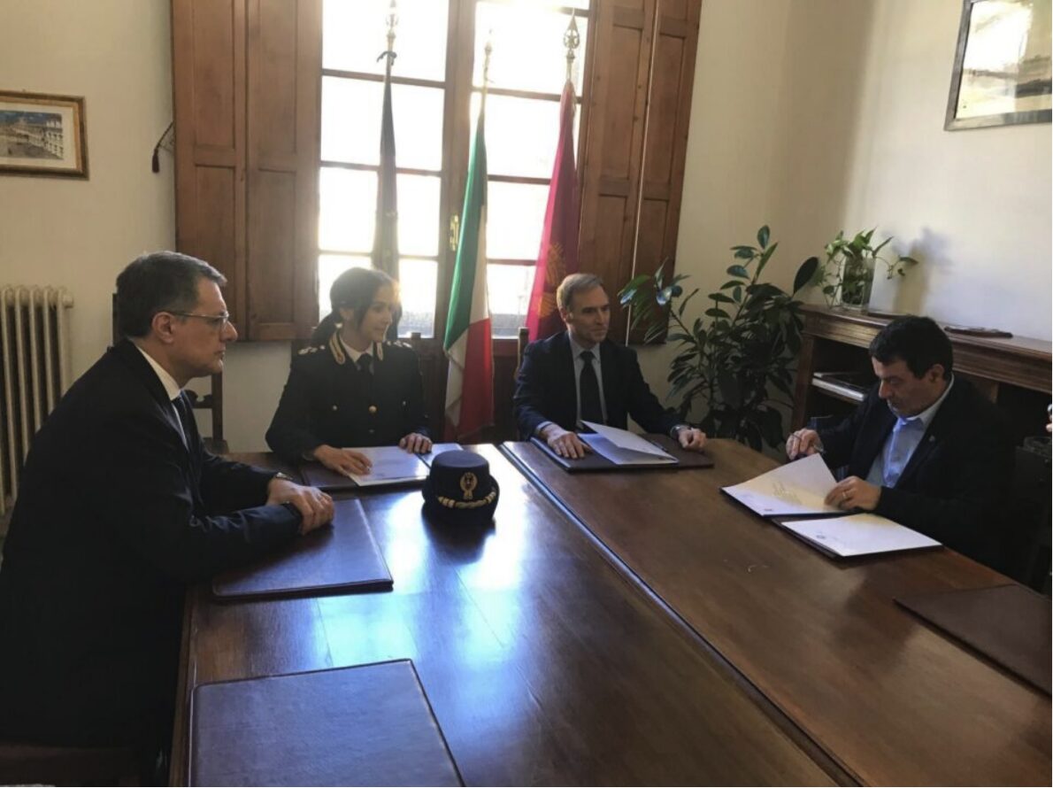 Franco Iorio alla sottoscrizione della stipula con la Polizia Postale