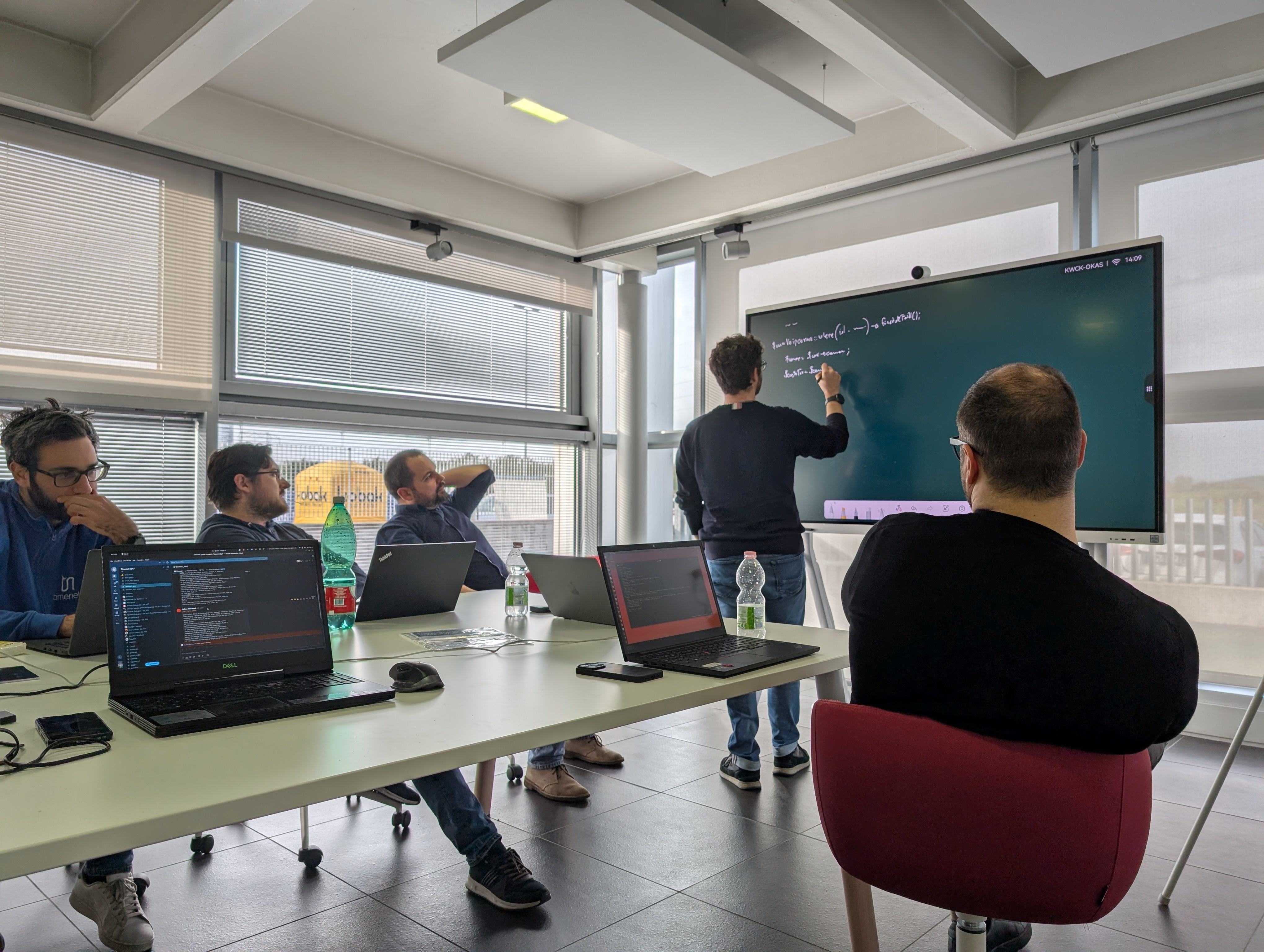 Un momento di formazione condivisa in Timenet per la giornata della job rotation nel reparto software