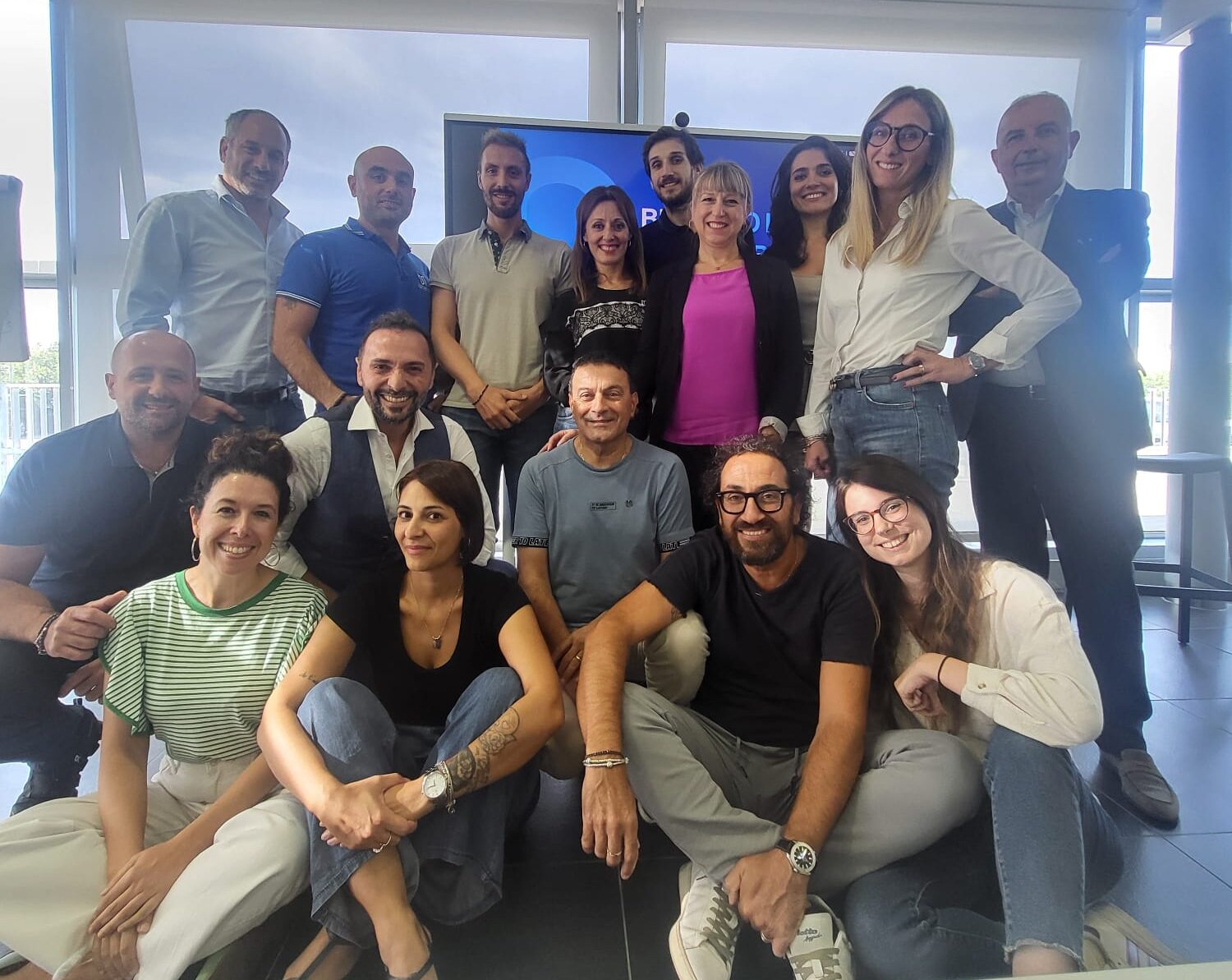 Una parte del gruppo Timenet in una foto di gruppo tutti insieme