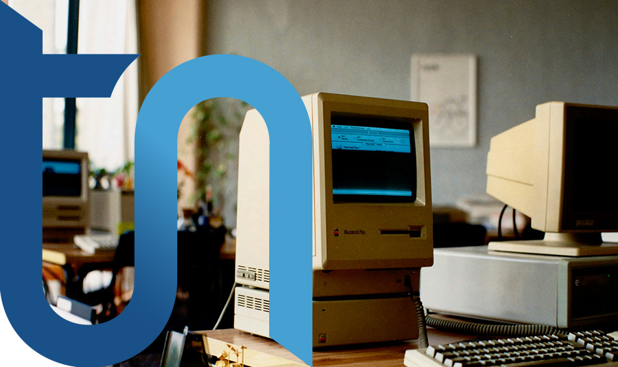 luogo di lavoro con vecchi computer adatti alla connessione in adsl