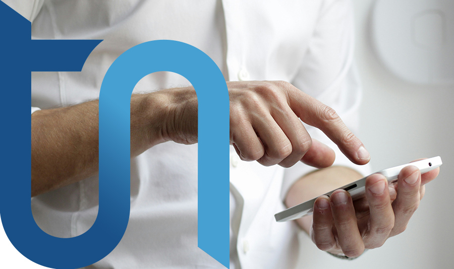 Dipendente di uno studio digitale mentre lavoro con smartphone attaccato ad una rete mobile